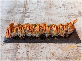 Exclusieve Rollen (8 stuks) &nbsp;Vulling: gefrituurde garnaal, avocado. &nbsp;&nbsp;Topping: geflambeerde zalm, unagi saus, sriracha mayonaise, gebakken uitjes, bieslook. 