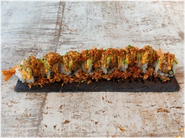 Exclusieve Rollen (8 stuks) &nbsp;Vulling: gefrituurde tijgergarnaal, komkommer. &nbsp;&nbsp;Topping: soft shell avocado, sriracha mayonaise, unagi saus, afgewerkt met gebakke