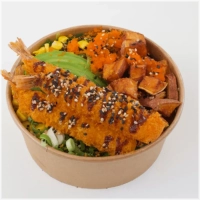 Gefrituurde garnalen, avocado, lente<br>ui, maïs, zoete aardappel, zeewier, geroosterde sesamzaad, umami saus, masago