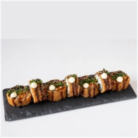 Exclusieve Rollen (8 stuks) &nbsp;Vulling: Krokante rol met zalm, komkommer, mango, teriyaki saus, &nbsp;sesam dressing. &nbsp;&nbsp;Topping: Sesamzaad, bieslook. 