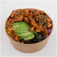 Gebakken zalm, zoete aardappel, avocado, rode ui, wortel, sriracha mayo, teriyaki, sesamzaad, gedroogde peterselie