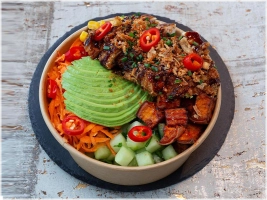 Gepaneerde kipfilet, mais, komkommer, zoete aardappel, wortel, avocado, teriyaki saus, sriracha mayo, gebakken uitjes, pepers en bieslook <br>