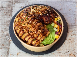 Gepaneerde kip, gefrituurde garnalen, mais, komkommer, wortel, avocado, rode ui, gefrituurde uitjes, sesamzaad, sriracha mayo, teriyaki saus en bieslook 