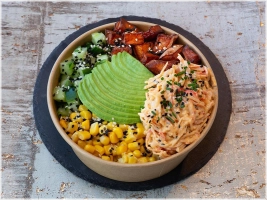 gemarineerde surimi, avocado, zoete aardappelen, komkommer, mais, geroosterd sesamzaad, Teriyaki saus, sriracha mayonaise <br>