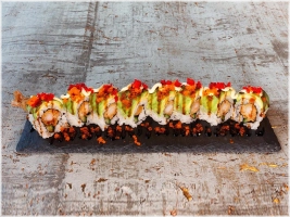 Exclusieve Rollen (8 stuks) &nbsp;Vulling: gefrituurde tijgergarnaal, komkommer, soft shell avocado. &nbsp;&nbsp;Topping: masago, Japanse mayonaise, unagi saus. 